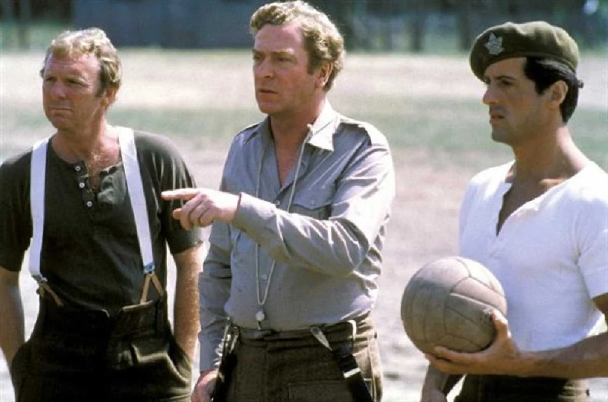 Боббі Мур, Майкл Кейн і Сильвестр Сталлоне у стрічці "Escape To Victory "