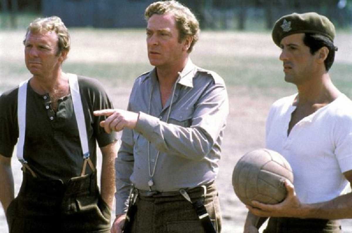Бобби Мур, Майкл Кейн и Сильвестр Сталлоне в фильме "Escape To Victory"
