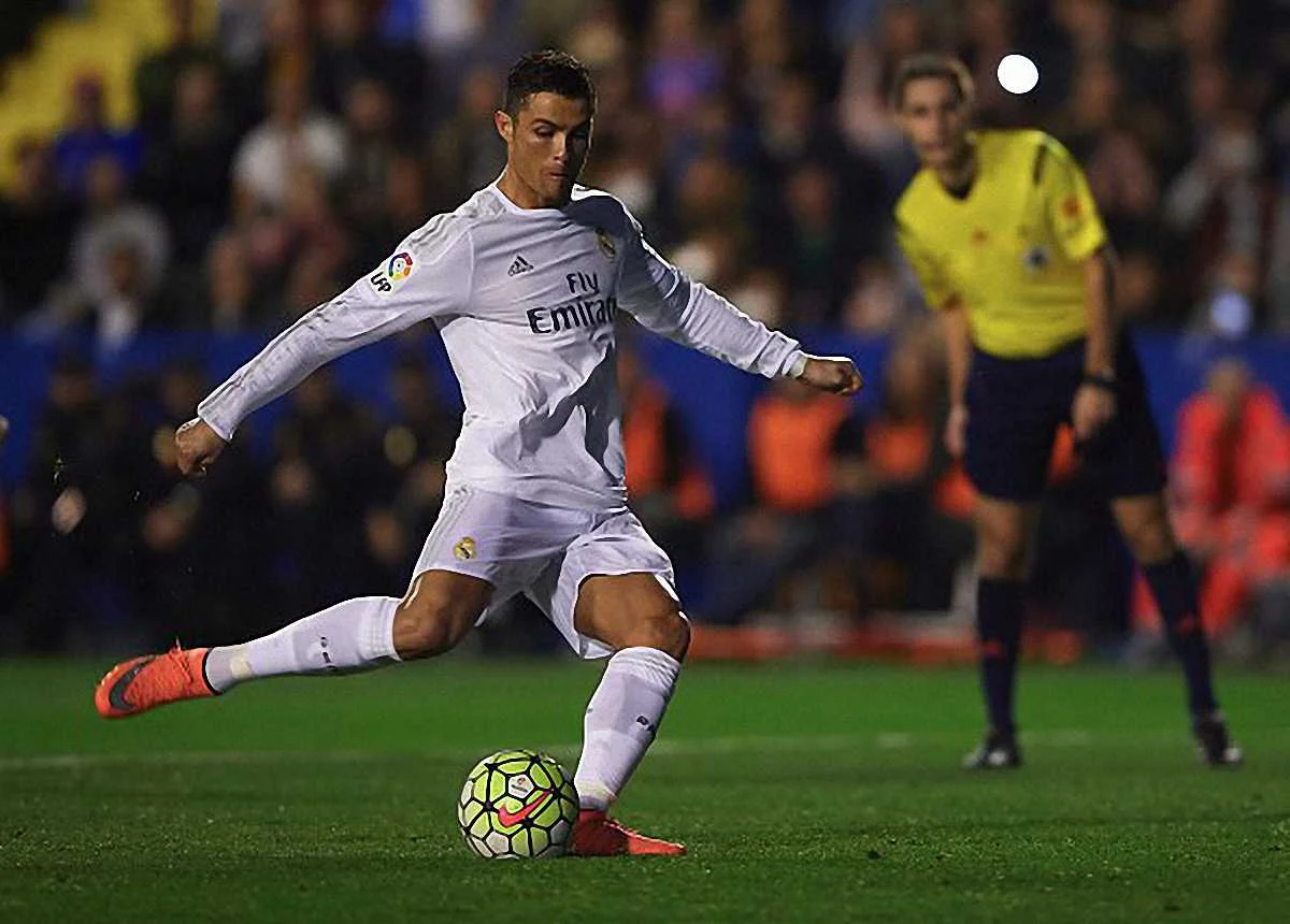 Роналду забивает первый гол в матче с пенальти / Getty Images