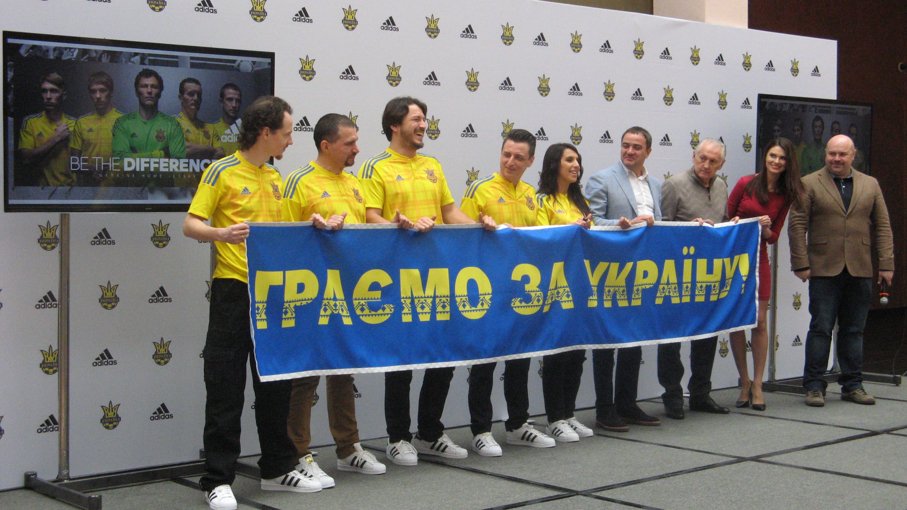Амбасадоры национальной сборной Украины вместе с президентом ФФУ, главным тренером команды и ведущими мероприятия