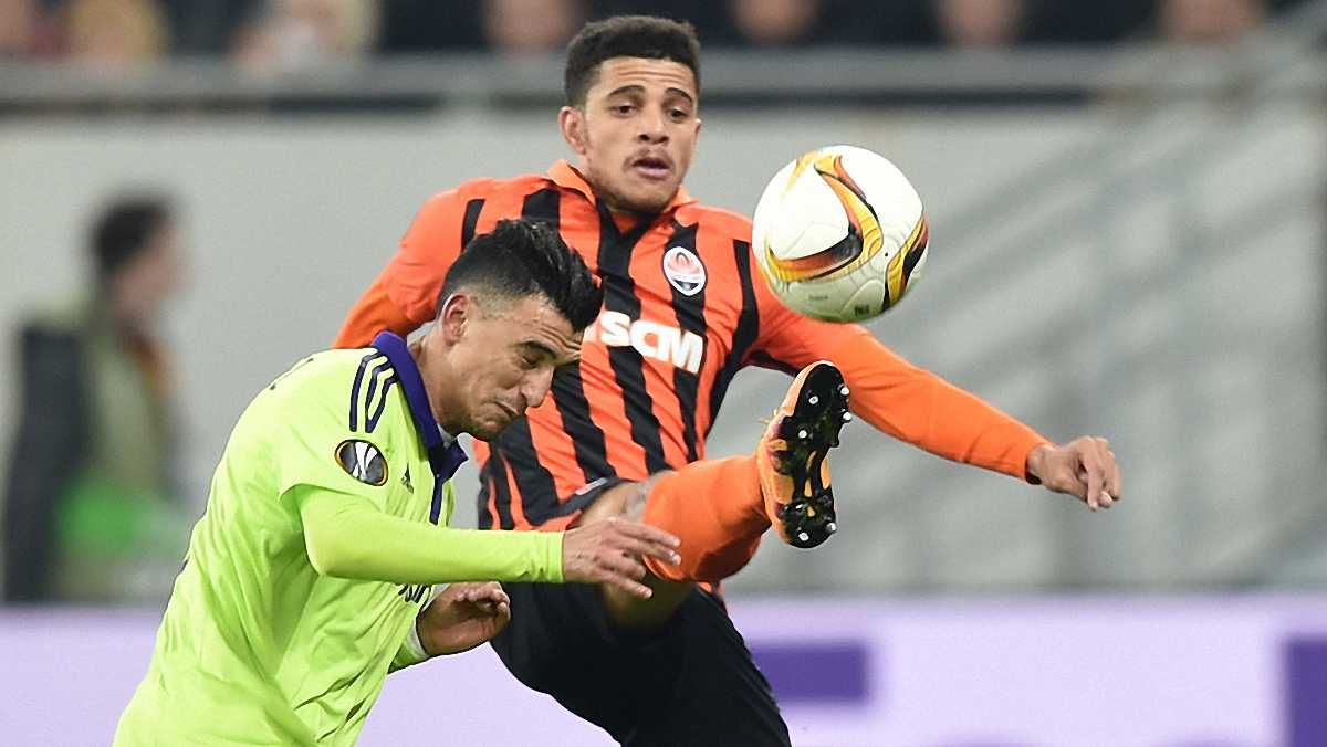 Тайсон бореться за м'яч / UEFA