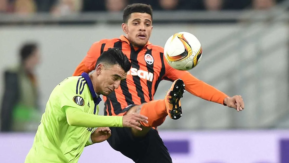 Тайсон борется за мяч / UEFA