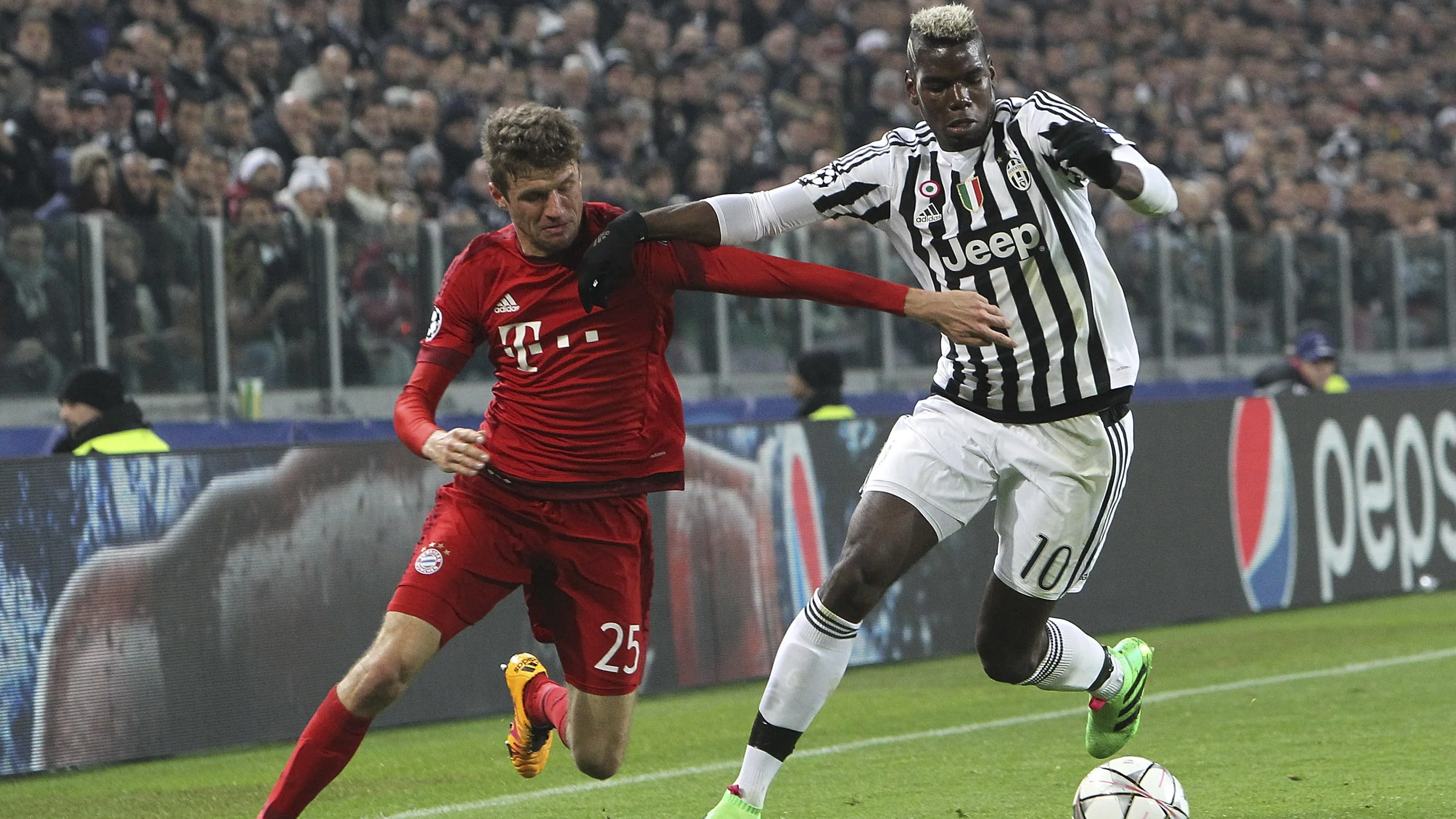 Ни Томас Мюллер, ни Поль Погба не хотят уступать путевку в 1/4 финала Лиги чемпионов / Getty Images