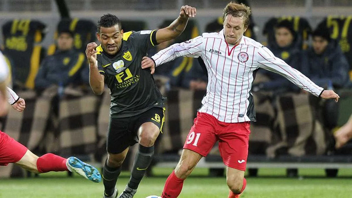 Богдан Бутко играет против футболиста "Анжи" / ФК "Амкар"