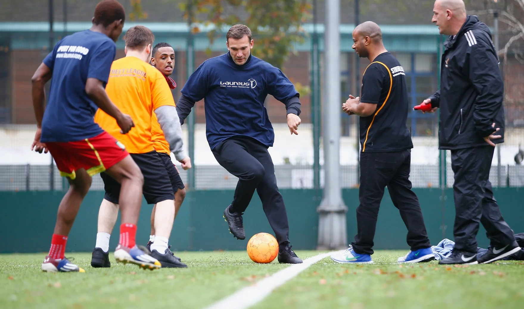 Андрій Шевченко не розлучається з м'ячем / фото Getty Images