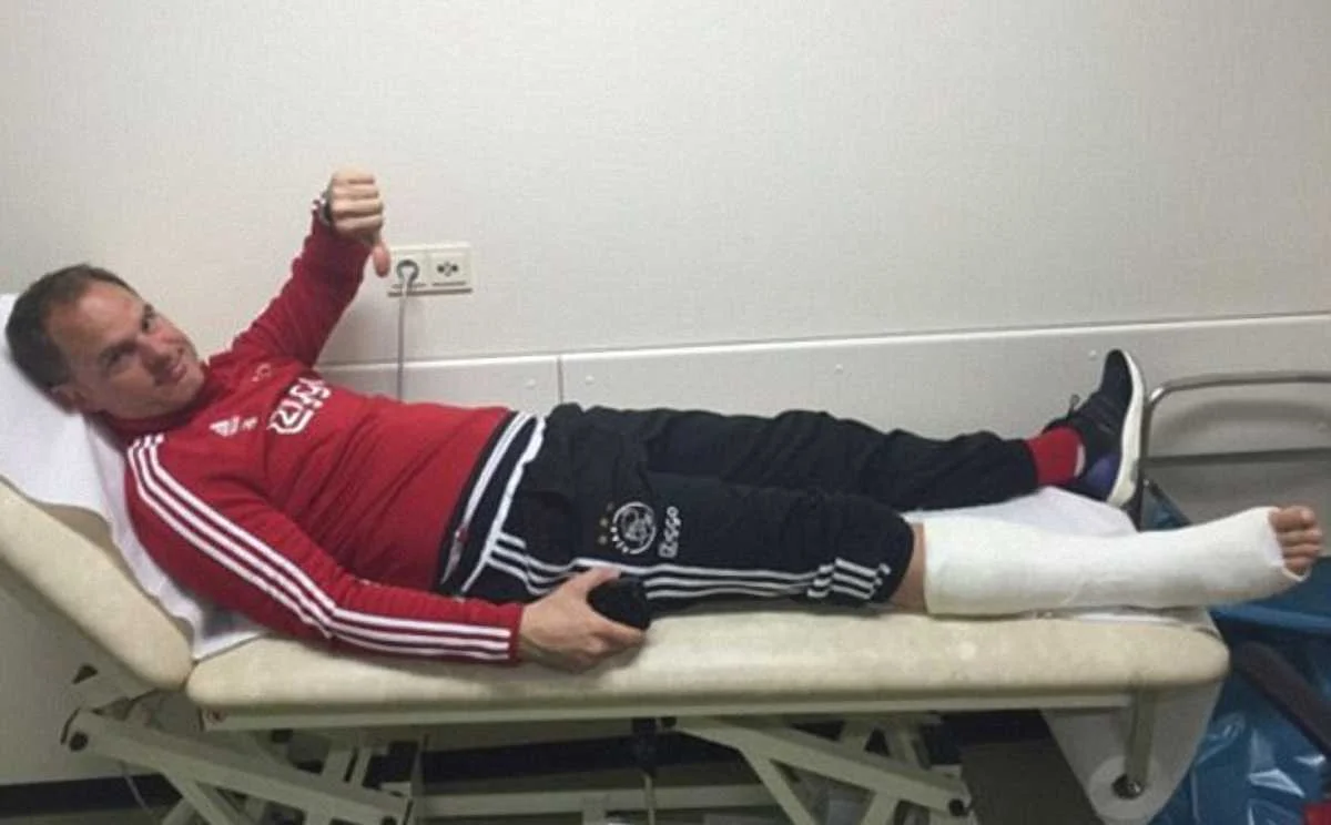 Фото до новини: Франк Де Бур порвав "ахілл", граючи з футболістами "Аякса" у футволей - з'явилось відео