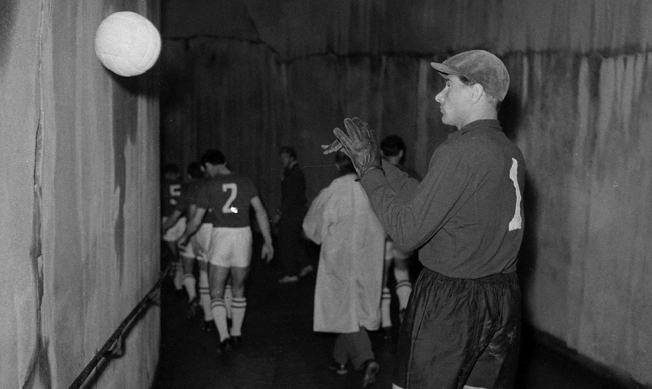 Воротар збірної СРСР Лев Яшин на паризькому стадіоні "Парк де Пренс" керує м'ячем силою думки. Проходить кастинг до "Битви екстрасенсів"?