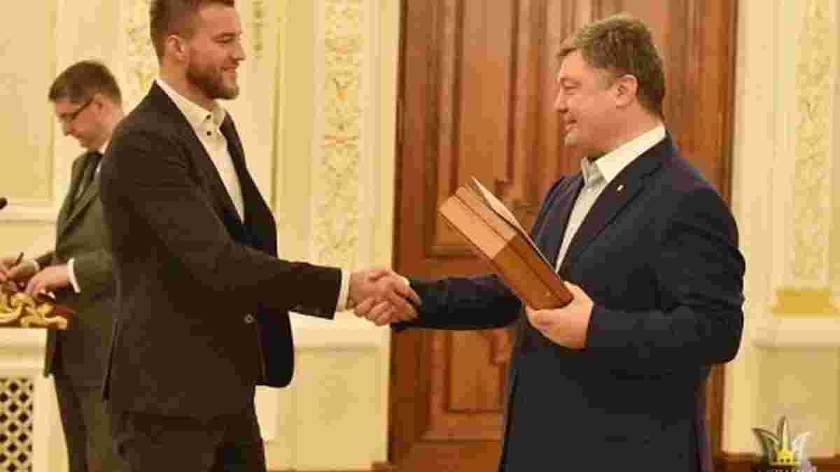 Порошенко нагородив футболістів і наставника збірної України іменною вогнепальною зброєю