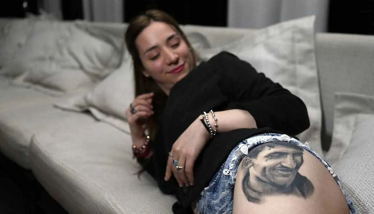 Карла Міранда із Мессі на стегні / фото AS