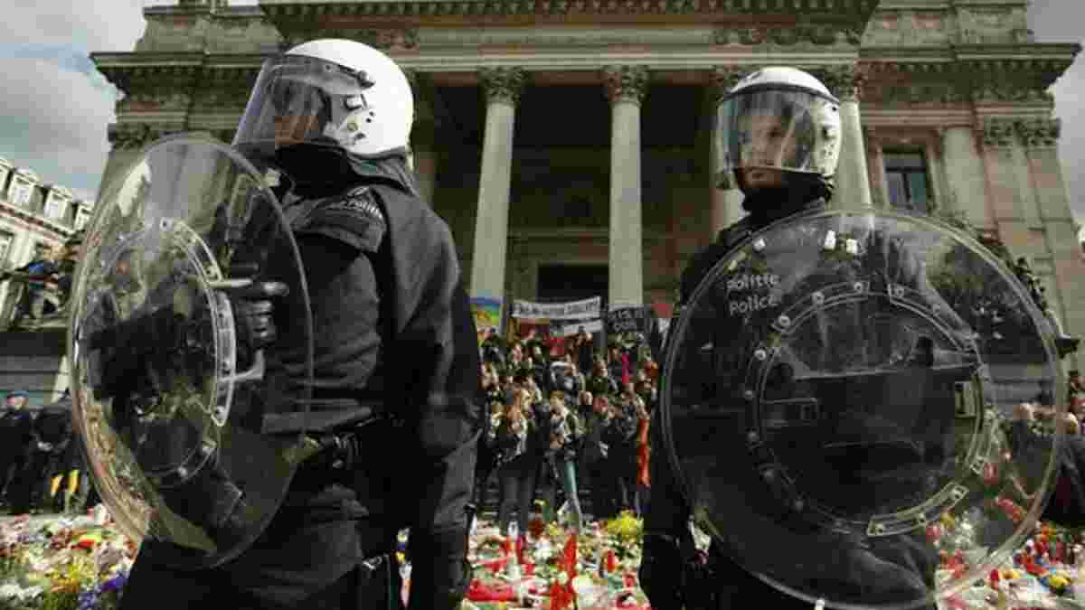 Поліція розігнала водометами ходу футбольних фанатів проти "Ісламської держави" у Брюсселі. Фото