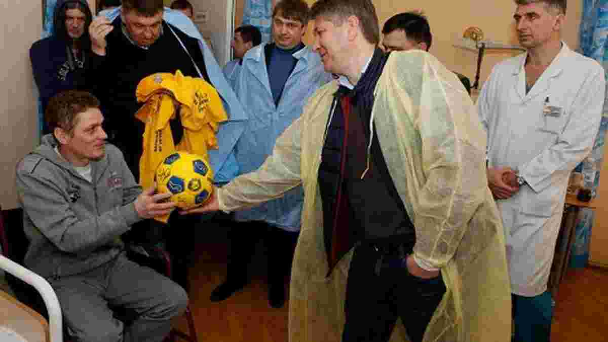 Ветеранская сборная Украины посетила воинов АТО в киевском госпитале. Видео