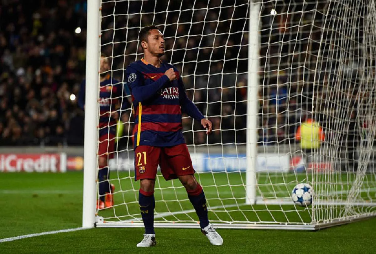 Защитник "Барселоны" Адриано / Getty Images