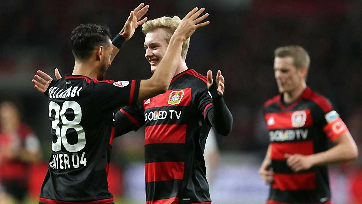 Брандт за мить опиниться в обіймах Беларабі // Офіційний Twitter "Байєра"