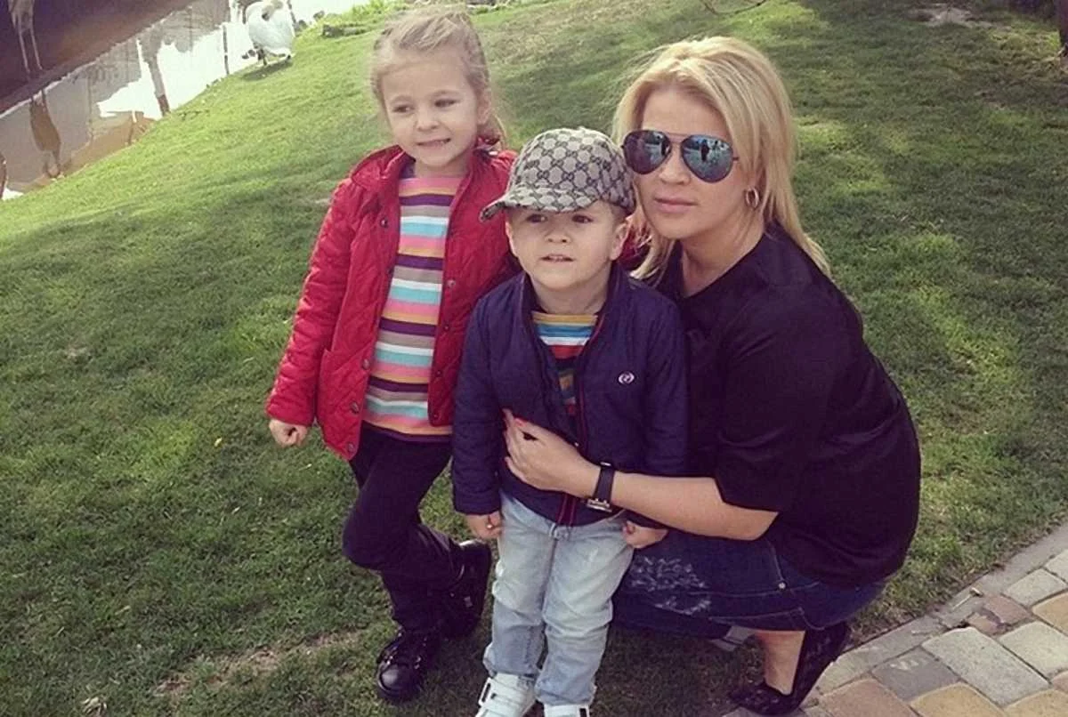 Тетяна Алієва з донькою Аліною та сином Артемом / Фото соцмережі