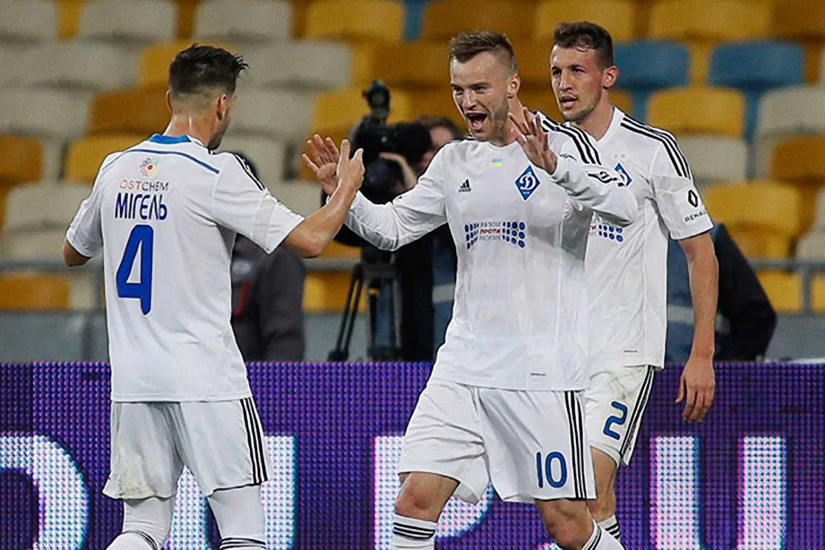 Партнери вітають героя Ярмоленка / Фото ФК Динамо