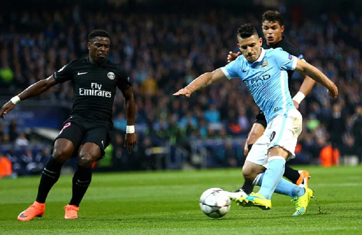 Серхіо Агуеро в центрі уваги / Getty Images