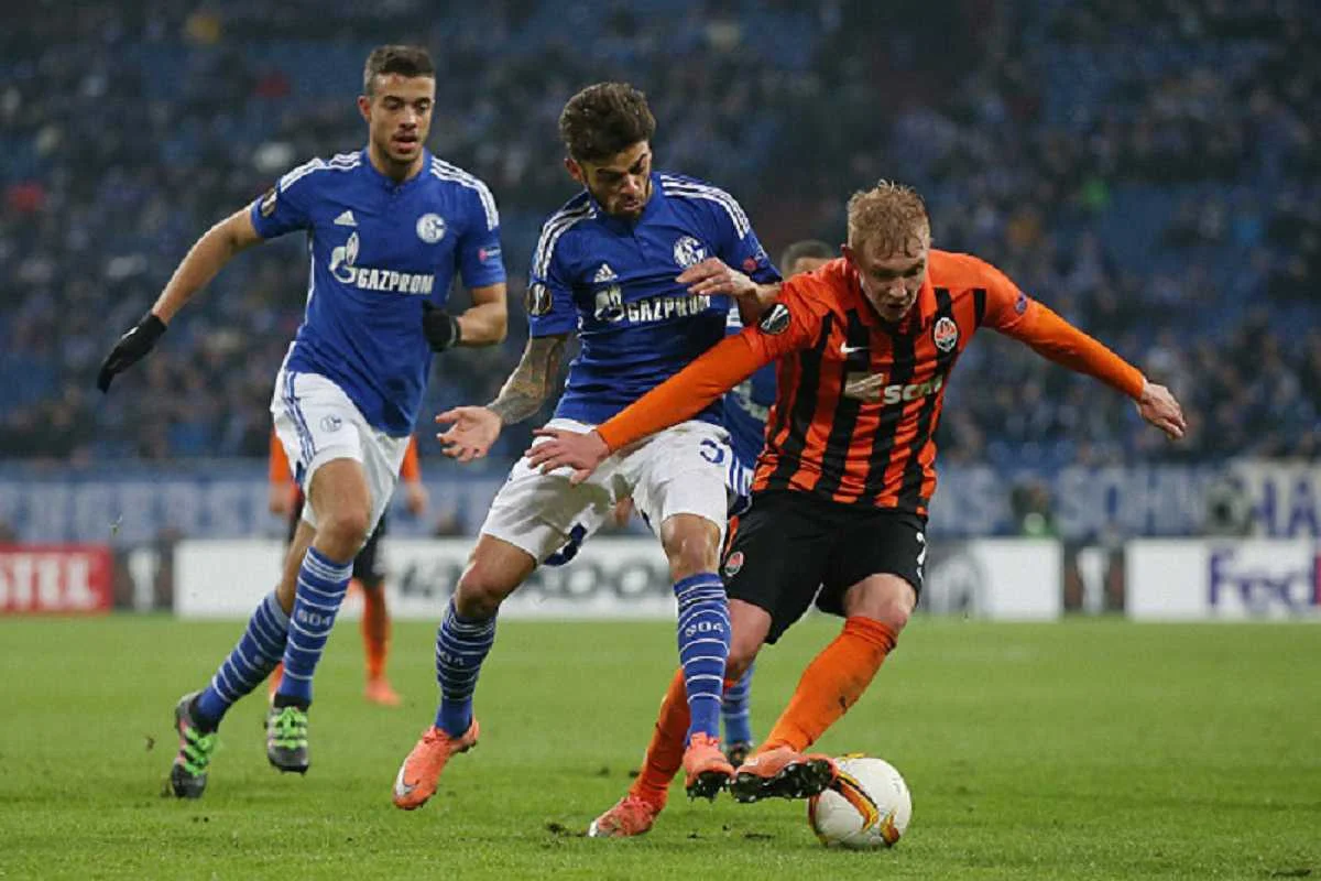 Коваленко протистоїть гравцям "Шальке" / getty images