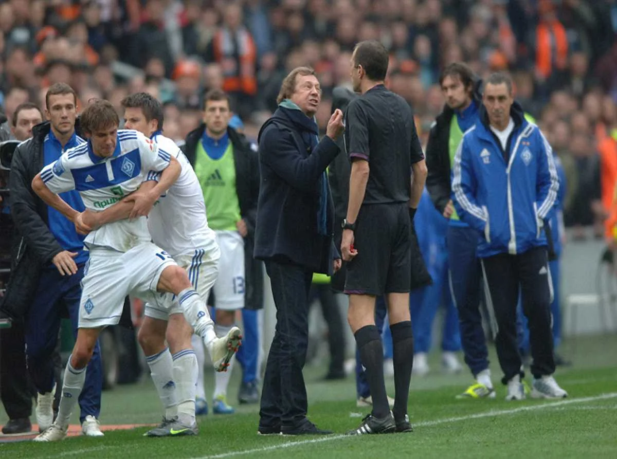 Легендарное фото, как Гармаш рвется дискутировать с Ваксом / Чемпионат