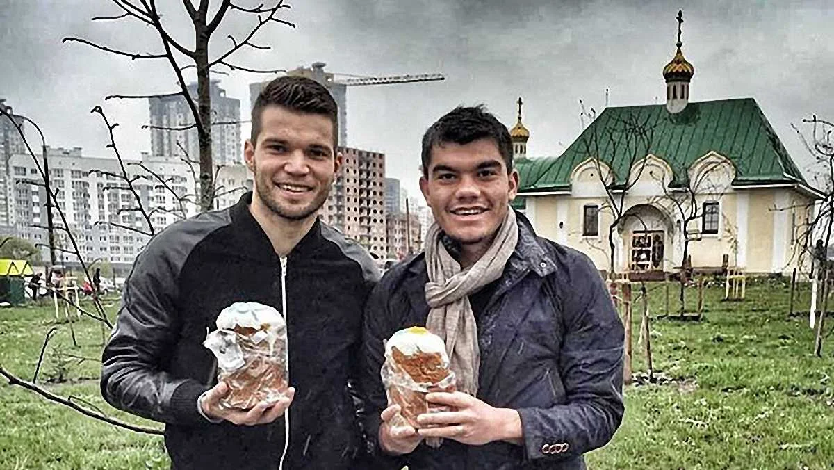Юрій Габовда і Олександр Нойок знайшли час, щоб посвятити паски в Мінську / фото з соцмереж