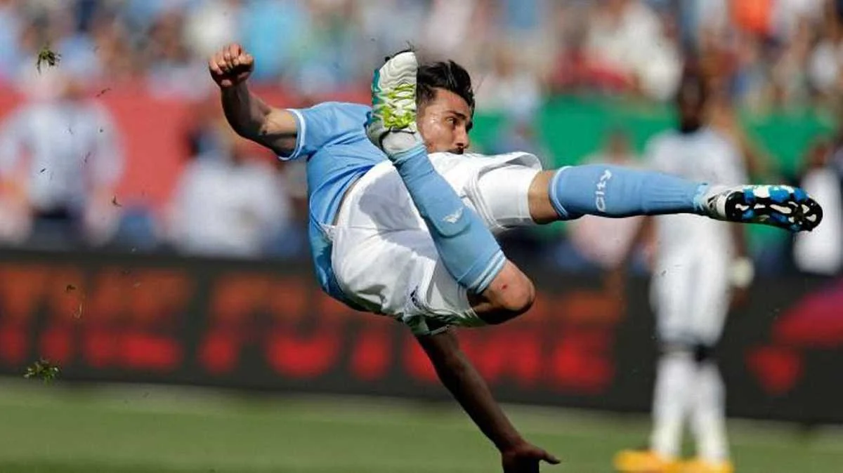 Фото до новини: Як Вілья відзначився фантастичним голом у стрибку, а Дрогба відповів магією