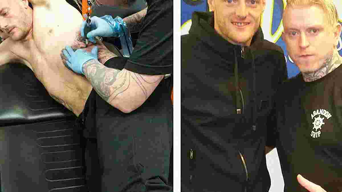 Варді пережив 7 годин пекельного татуювання, чекаючи на чемпіонство "Лестера" в салоні партнера