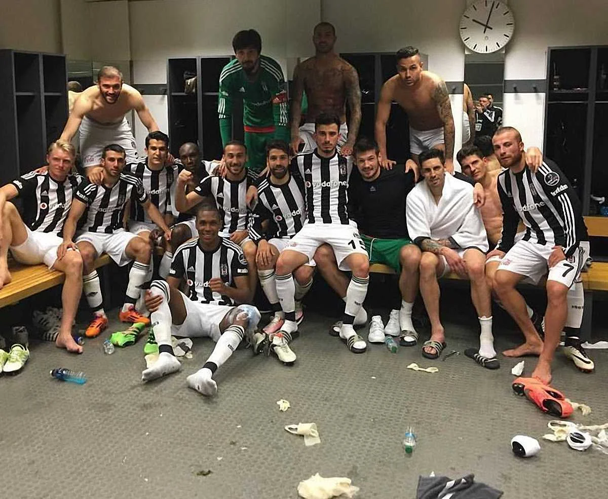 Денис Бойко радіє з командою