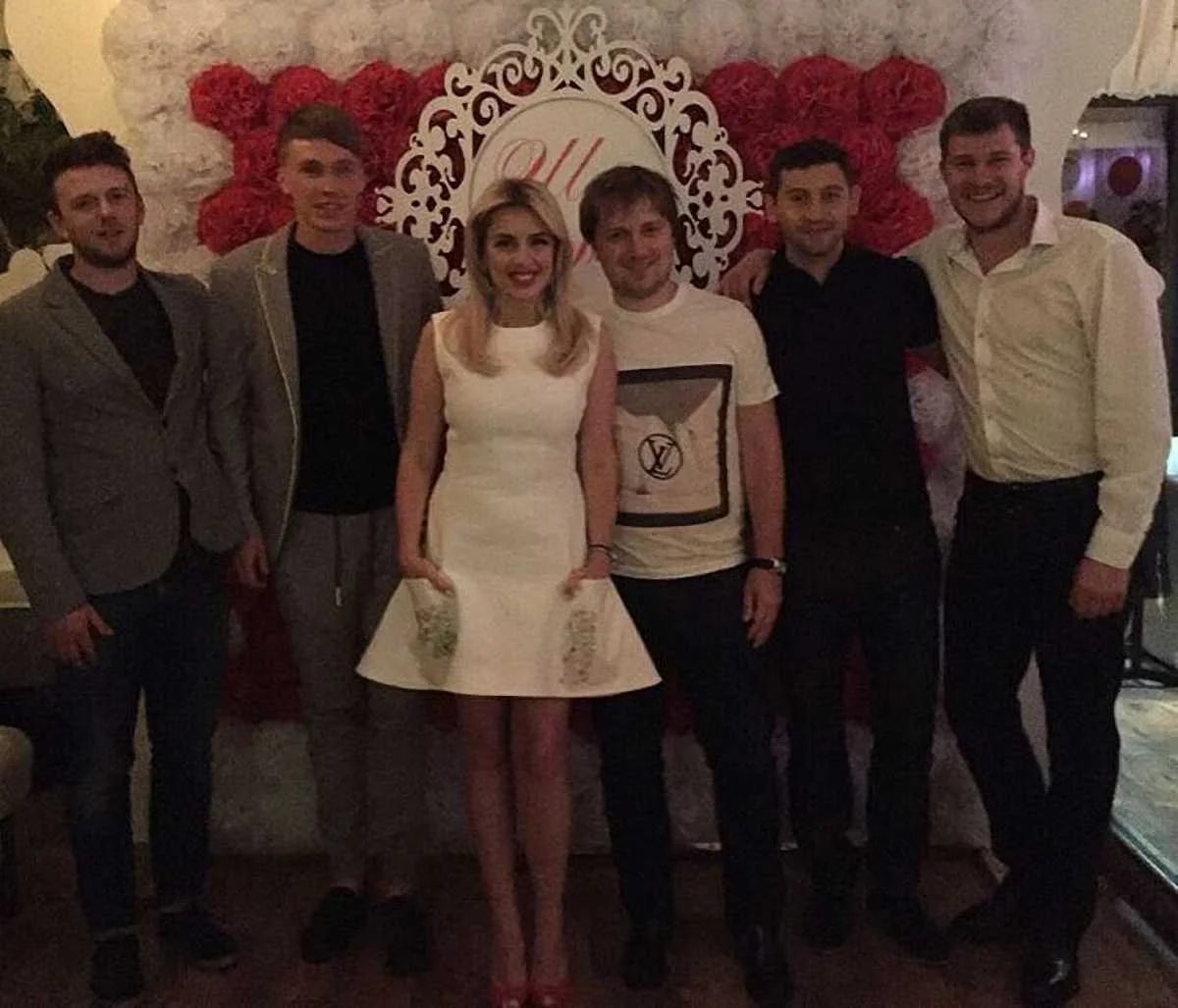 Вадим Шаблій (по центру) з коханою і футболістами-клієнтами