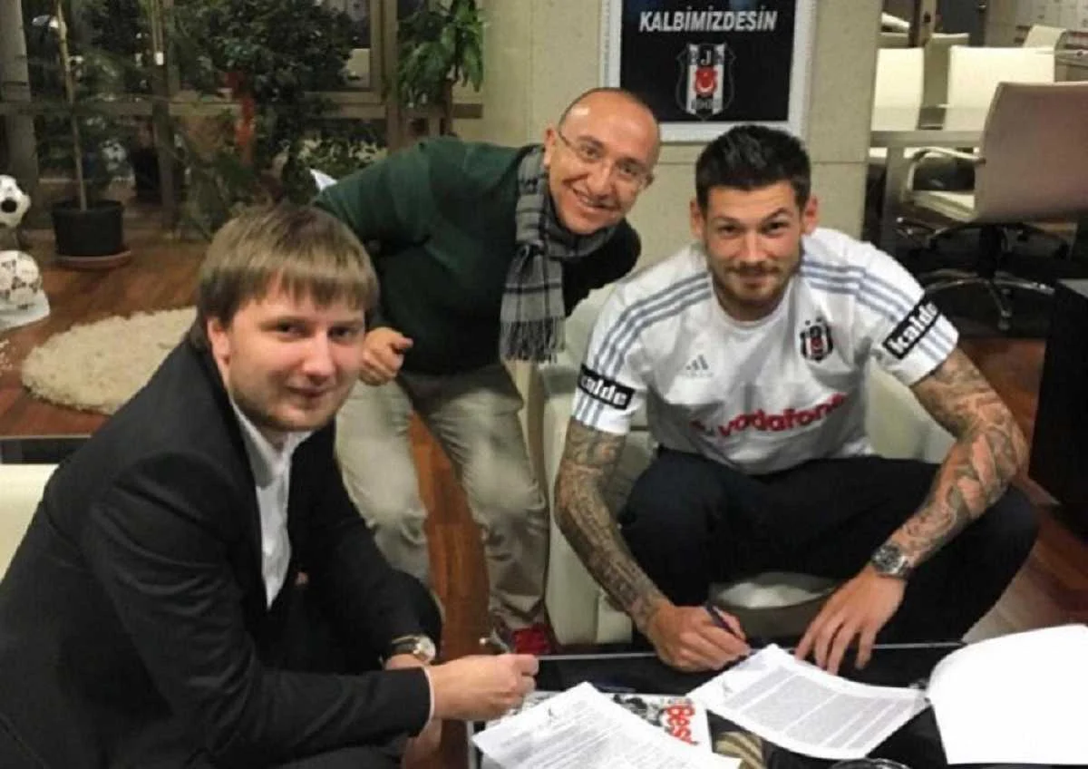 Шаблий и Бойко во время подписания контракта с "Бешикташем" / соцсети