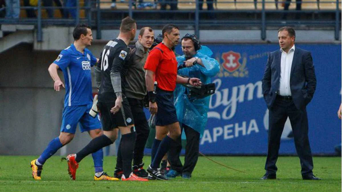 Роман Зозуля атакует Анатолия Абдулу / фото ФК Днепр