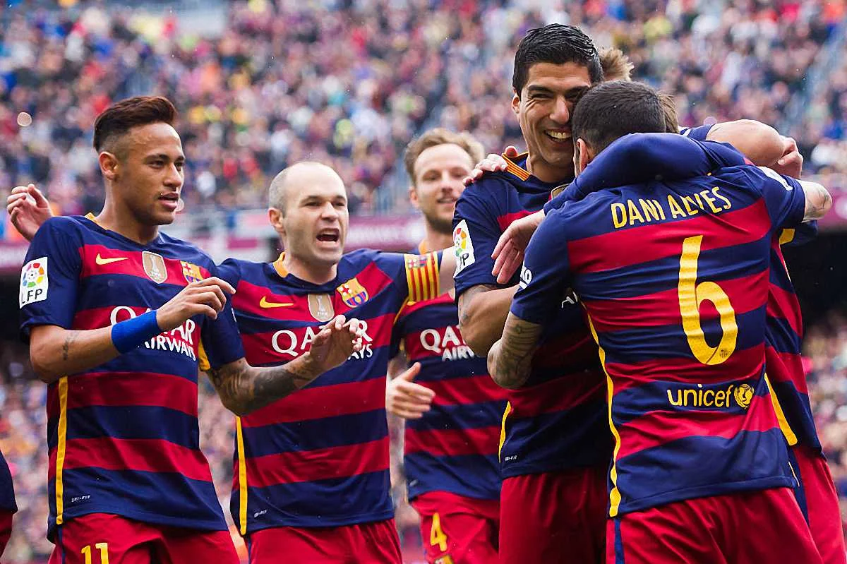 Иньеста в окружении партнеров / Getty Images