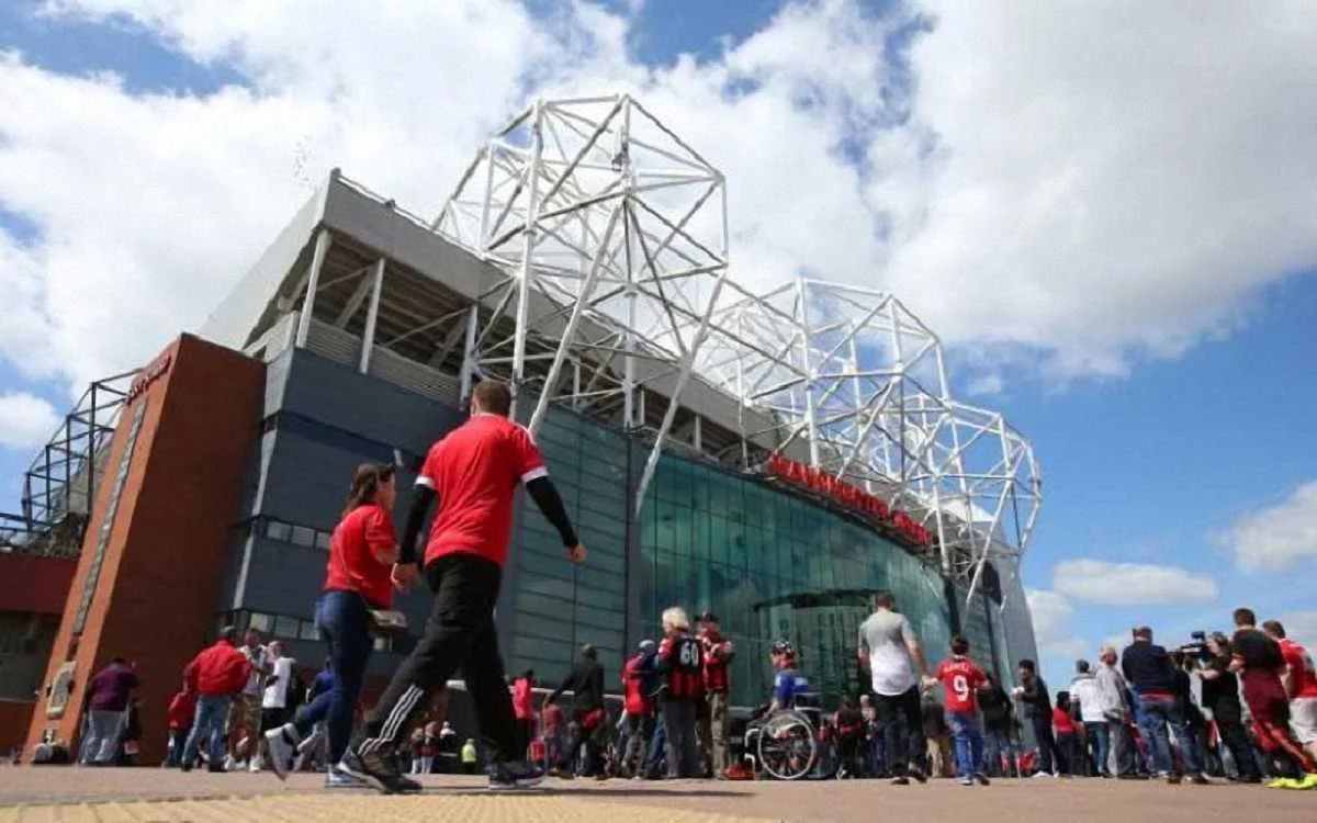 Болельщиков МЮ не пускают на стадион / Telegraph