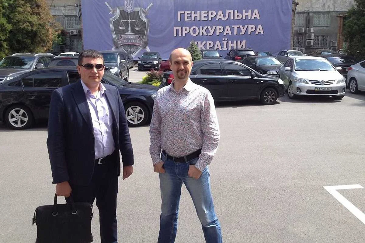 Костянтин Андріюк (справа) перед будівлею прокуратури / фото із соцмереж