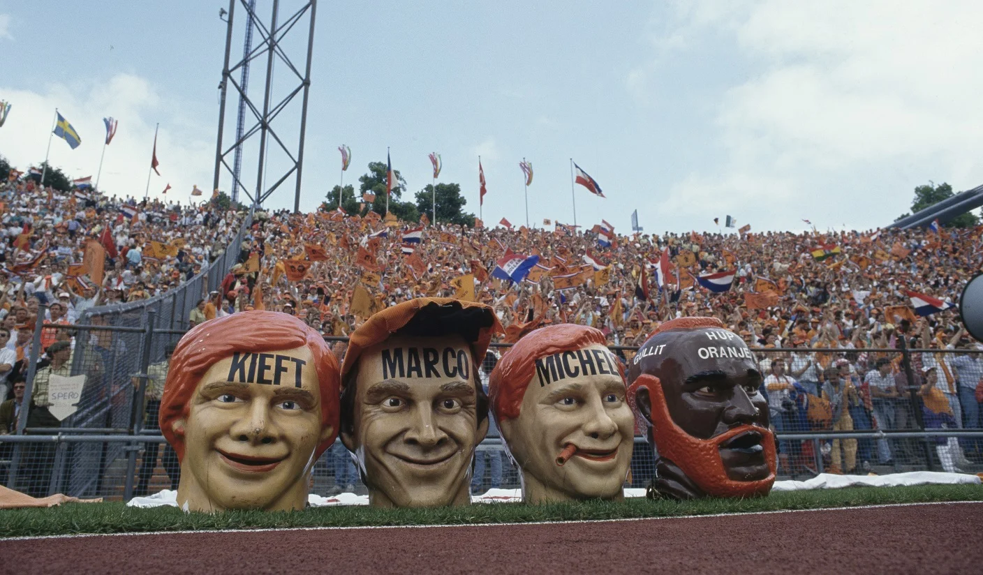 Перформанс уболівальників "помаранчевої" збірної перед фіналом проти СРСР. Фото: Getty Images.