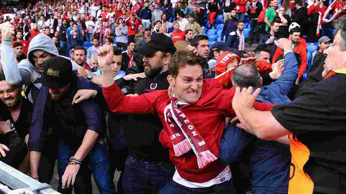 Фанаты "Ливерпуля" и "Севильи" устроили жестокую драку на "Санкт-Якоб Парк"