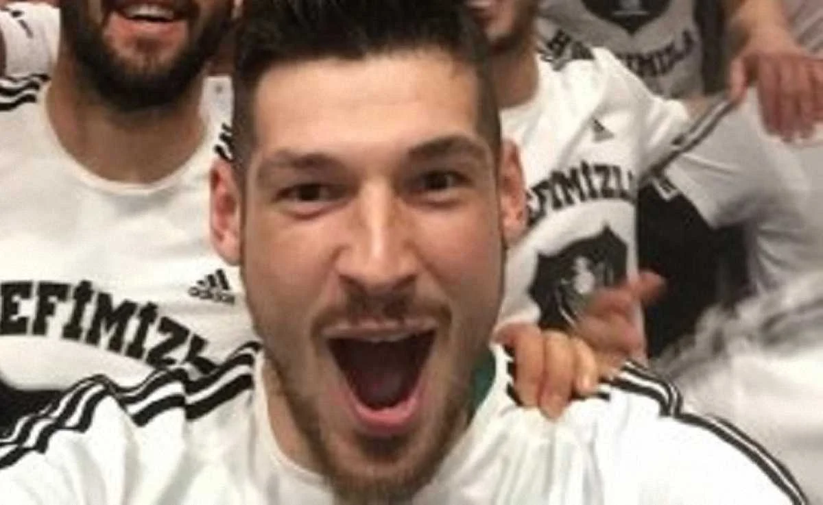 Денис Бойко радуется чемпионству Турции / Getty Images