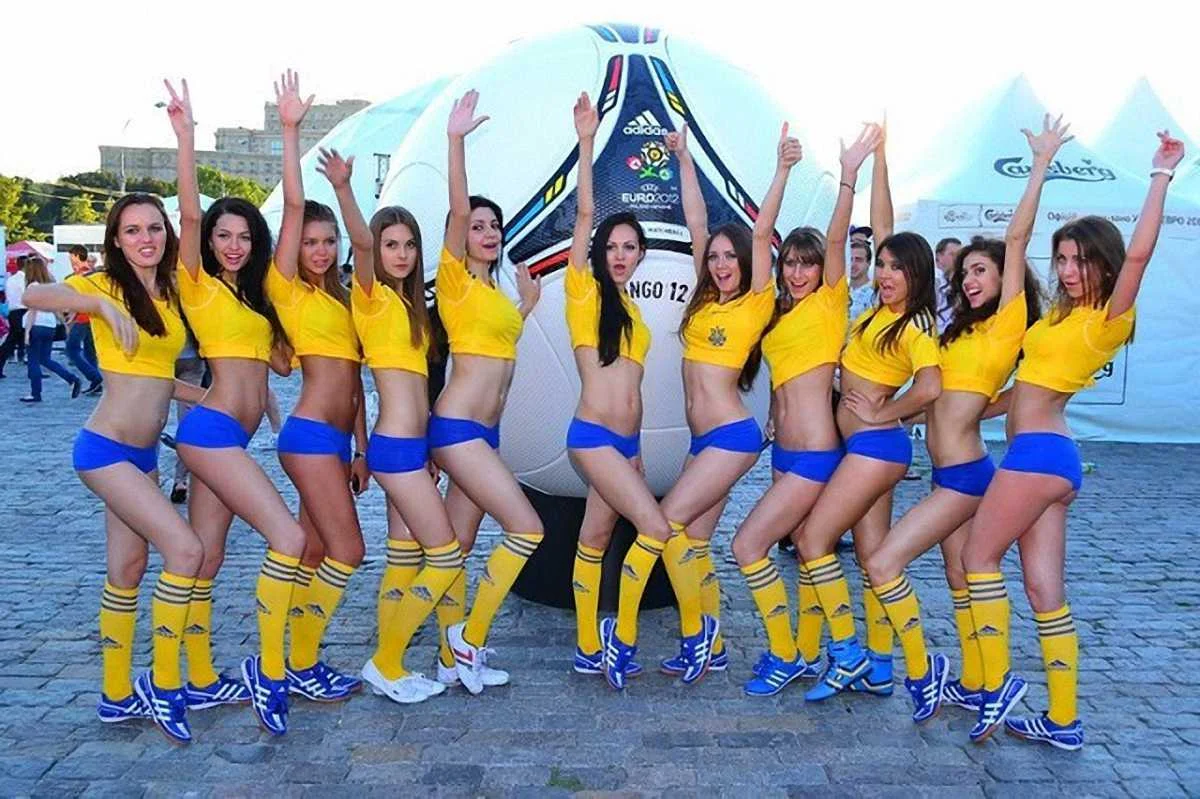 Фото до новини: Шева крутіший за Ібру, потоп у Донецьку та позитив від фанатів. Історія чемпіонатів Європи у фото: Україна і Польща-2012