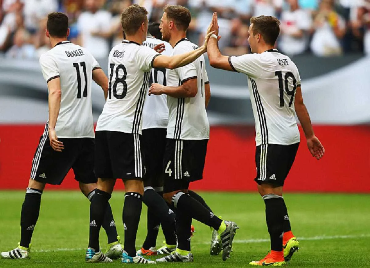 Немцы празднуют гол / Getty Images