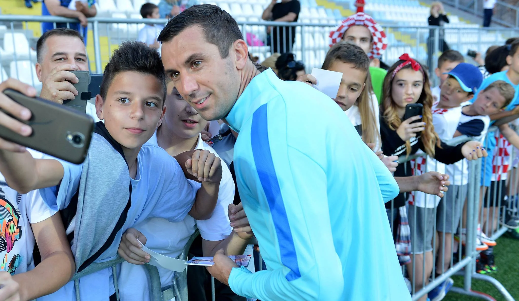 Дарио Срна и фанаты / фото ФК "Шахтер"