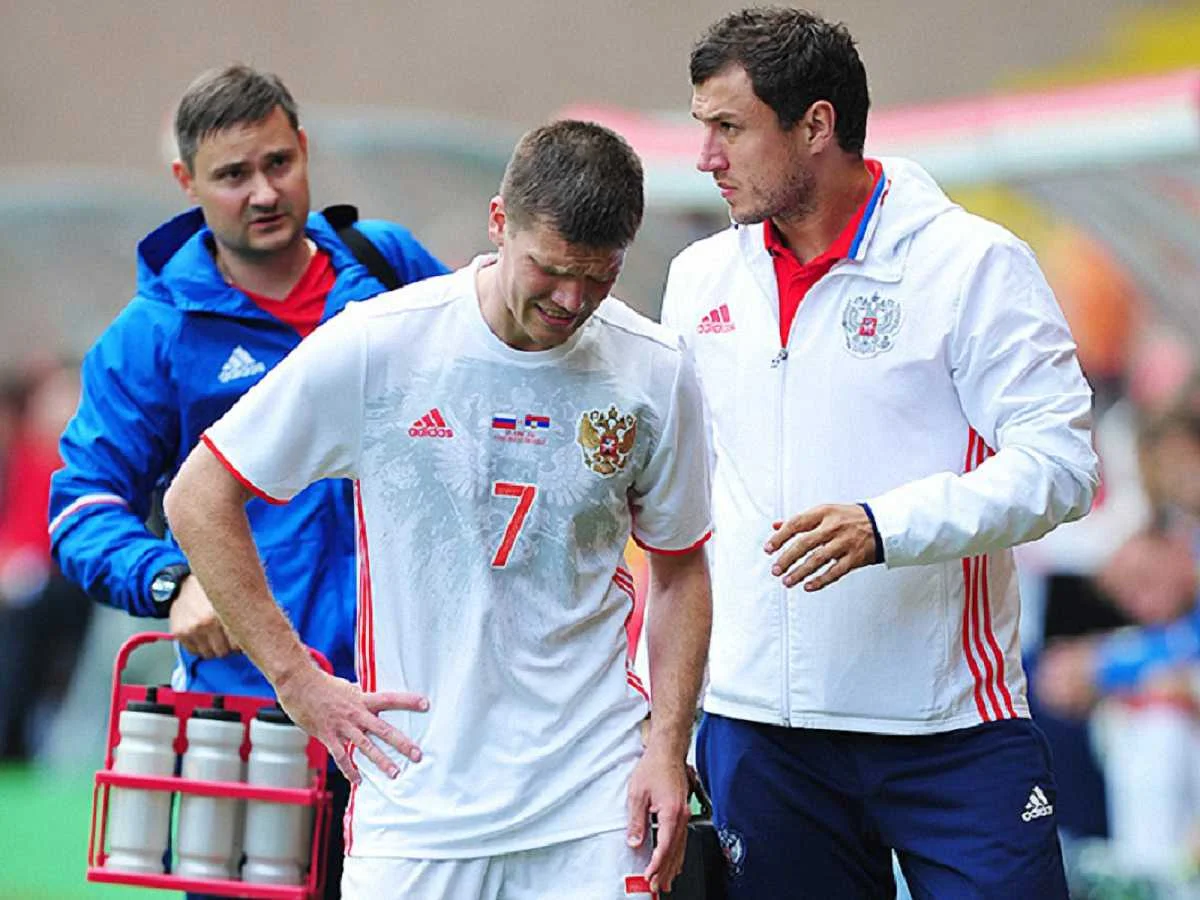 Ігор Денисов зі сльозами покидає поле / Championat.com