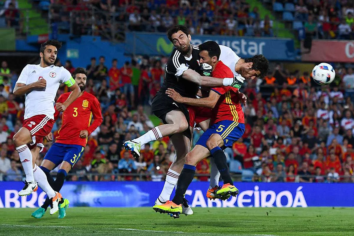 Бускетс в объятиях вратаря и защитников / фото Getty Images