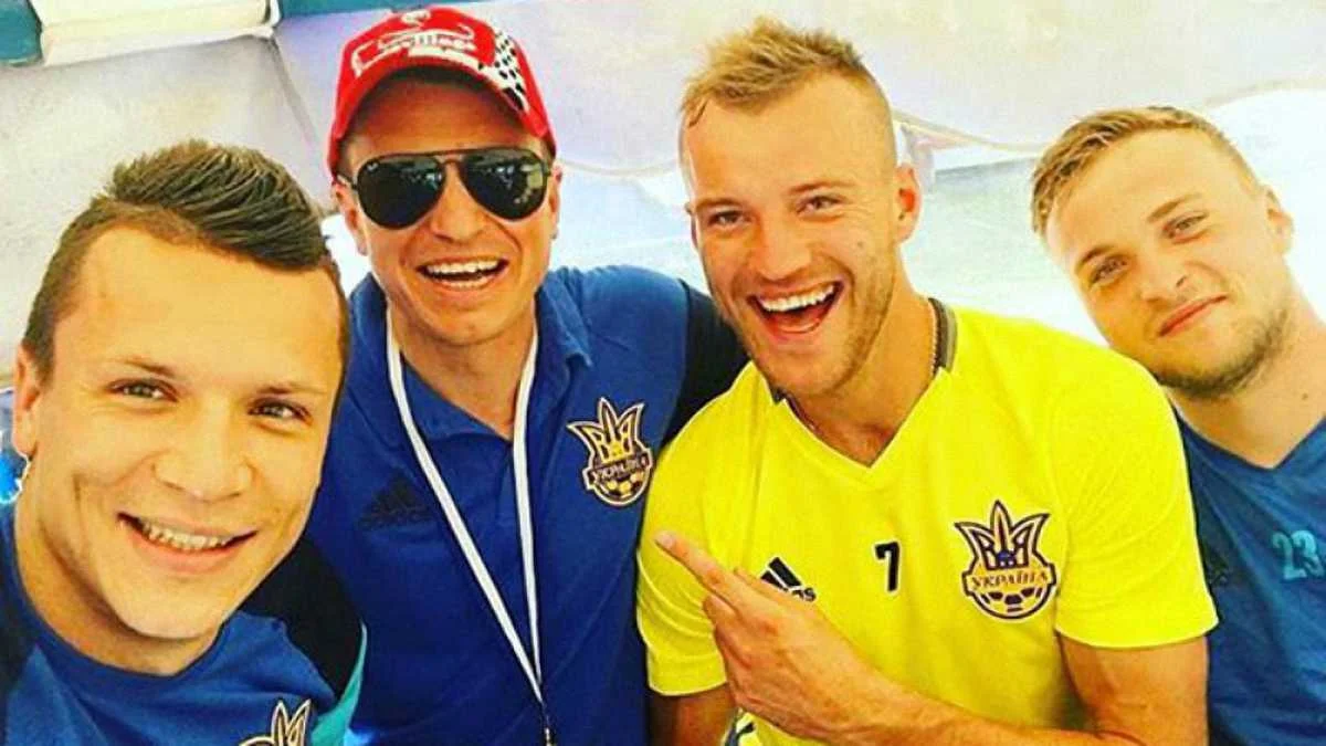 Євген Коноплянка з партнерами по збірній / фото з соцмереж