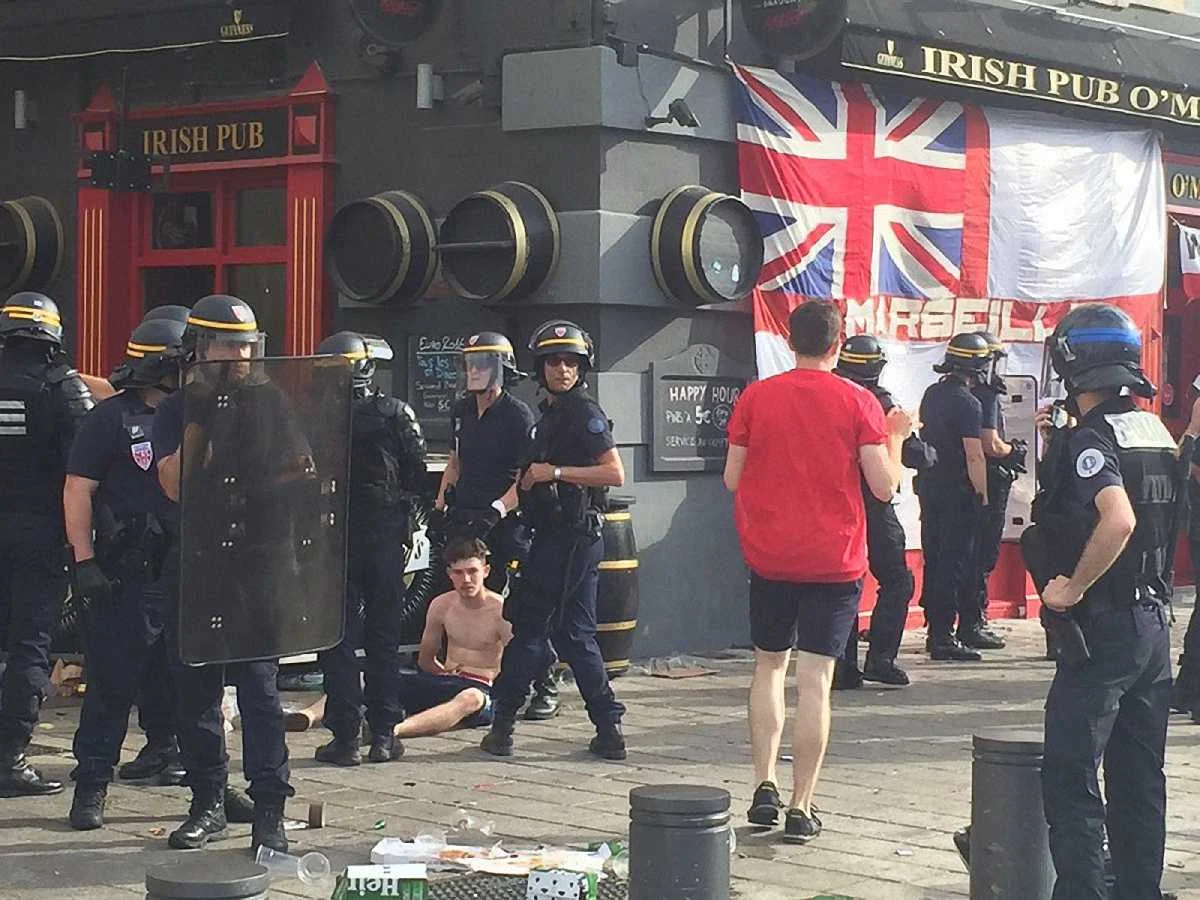 Одна з вулиць Марселя під час сутички російських та англійських фанатів / Twitter