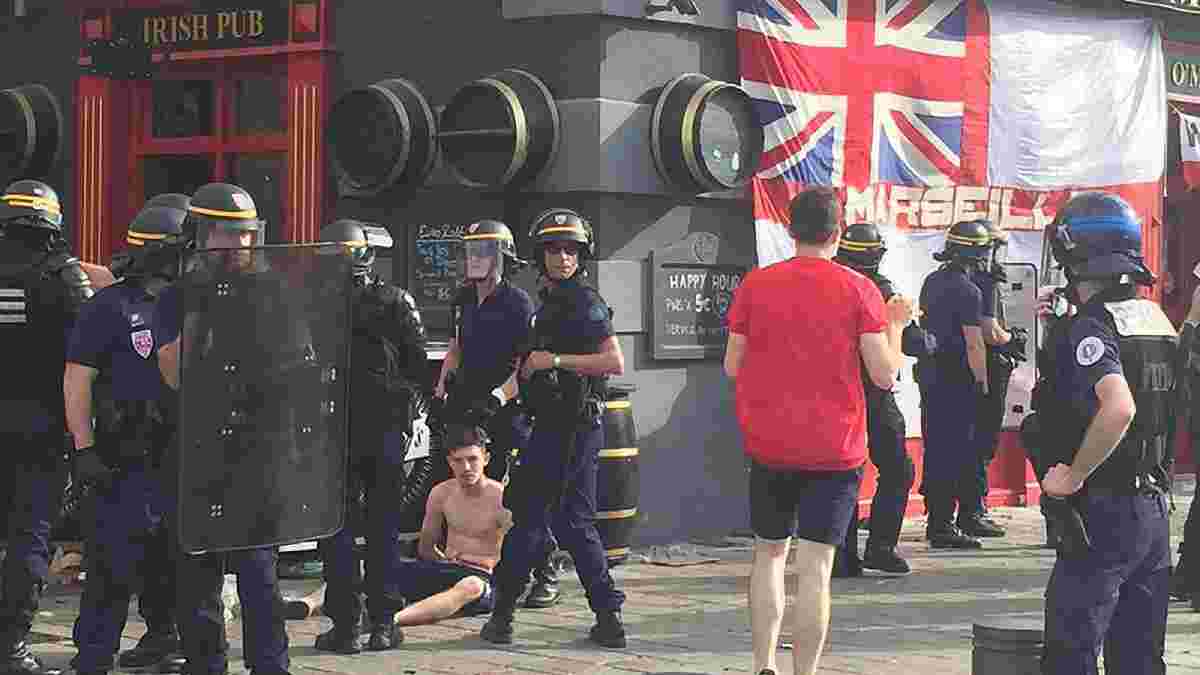 Полиция Марселя слезоточивым газом разогнала российских и английских болельщиков, устроивших драку