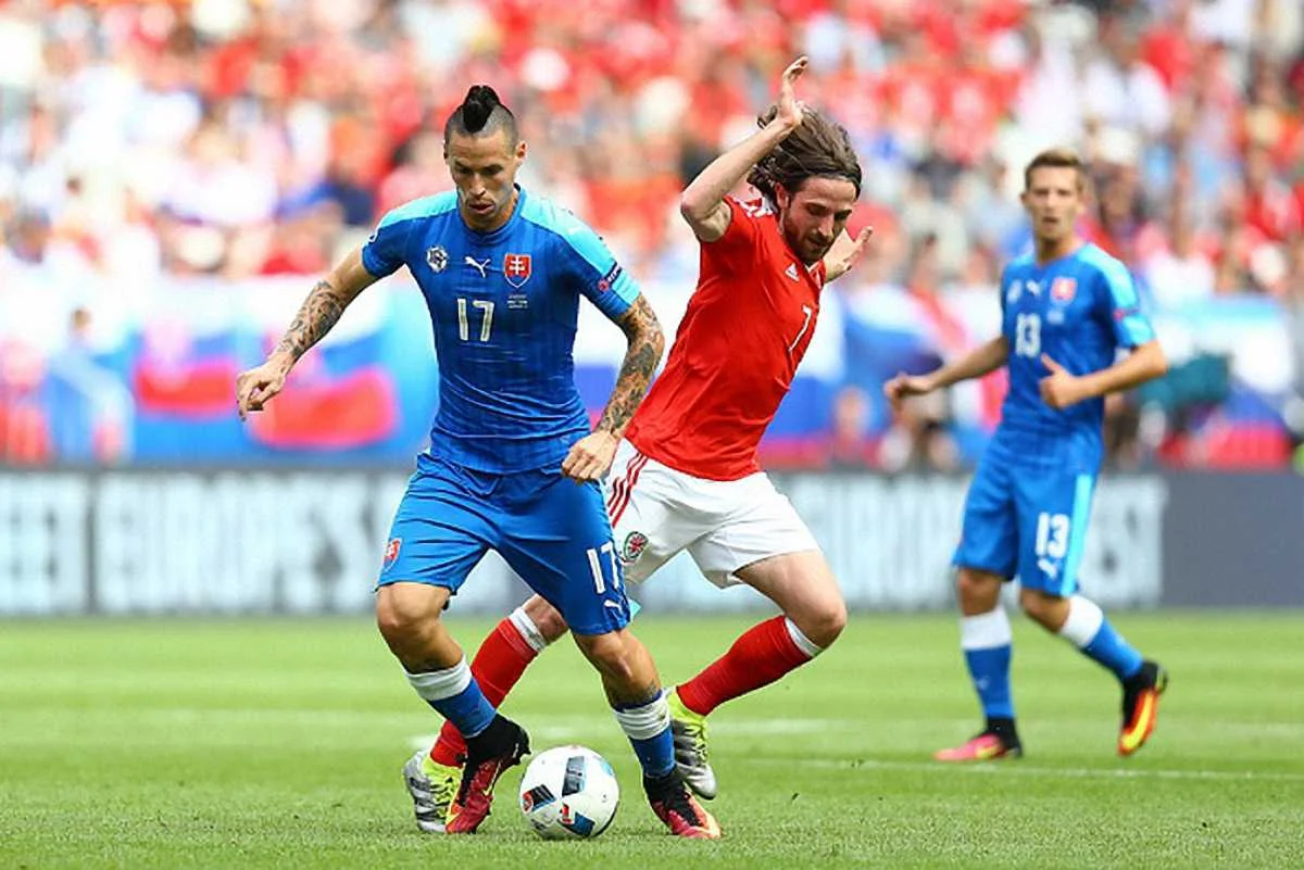 Джо Аллен против Гамшика / фото Getty Images