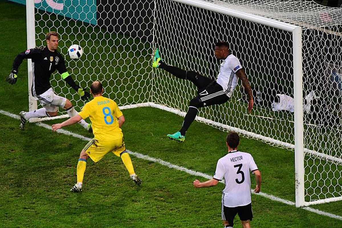 Боатенг рятує ворота / Getty Images