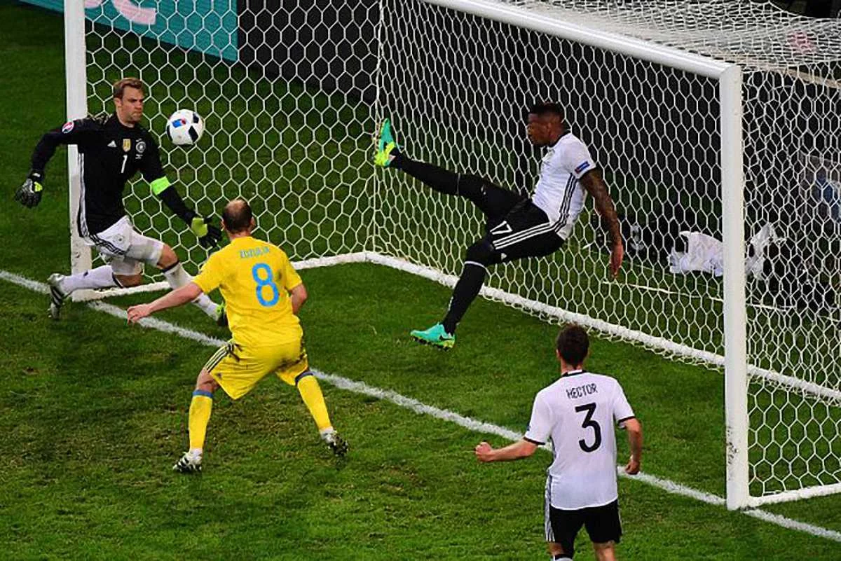 Боатенг рятує ворота / Getty Images