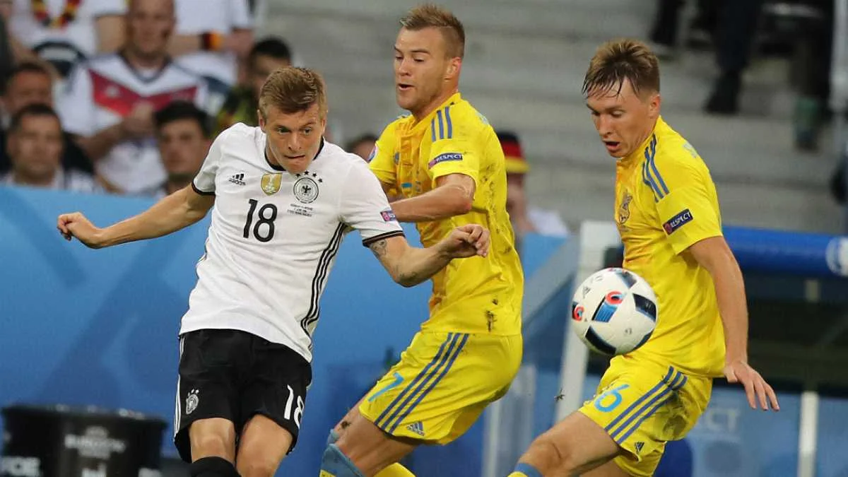 Кроос против Ярмоленко и Сидорчука / фото Е. Кравс