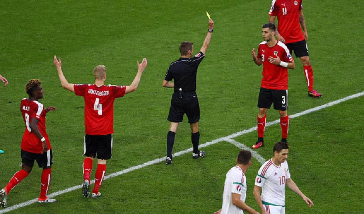 Александар Драгович получает вторую желтую карточку / Getty Images