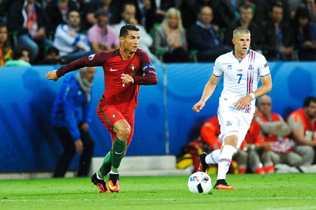 Кріштіану Роналду в матчі проти Ісландії / Getty Images