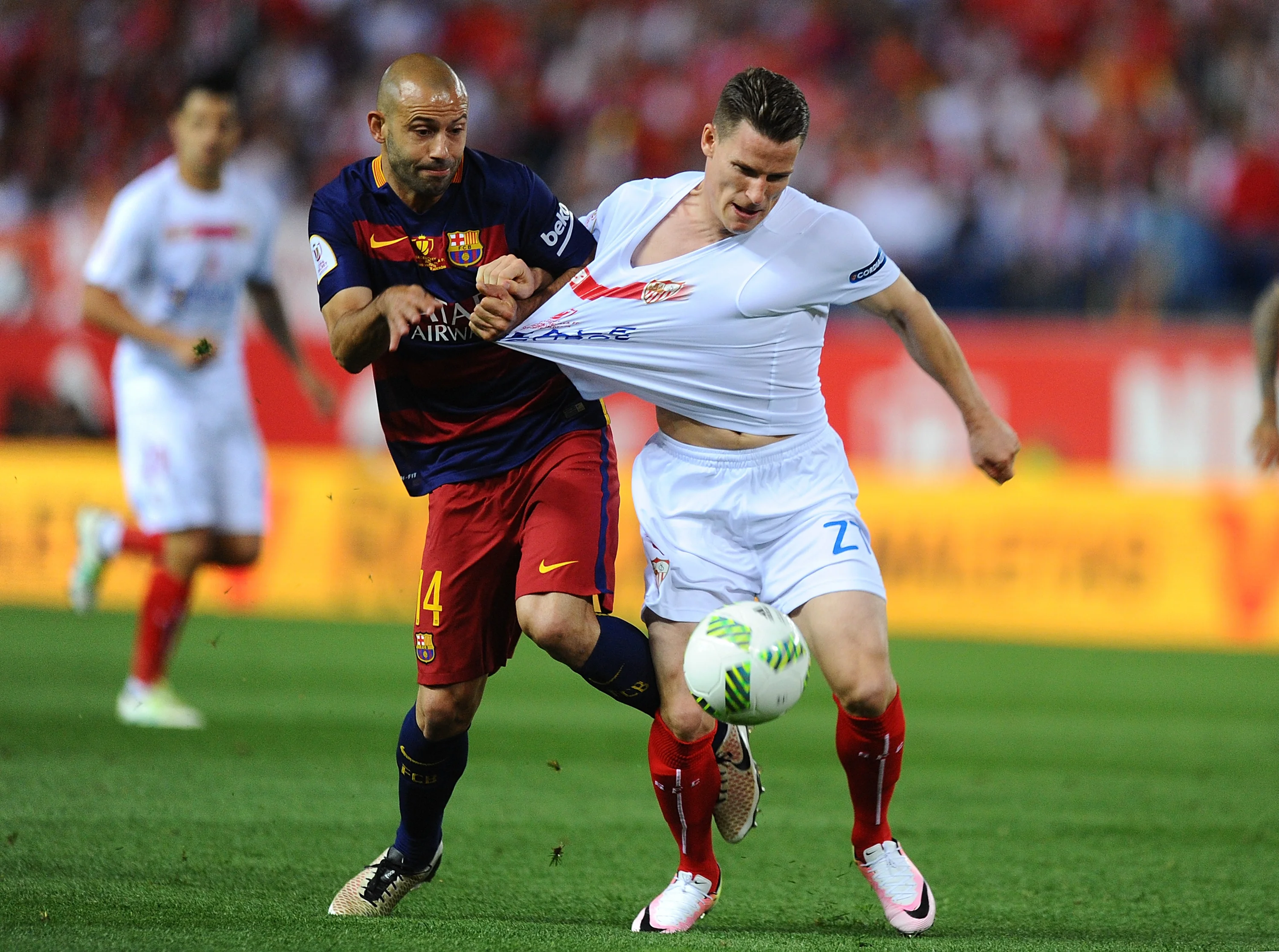 Гамейро у боротьбі з Маскерано / Getty Images